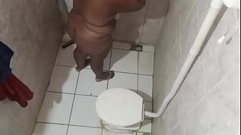 Camera Escondida No Banheiro Flagra Madrasta Gordinha free video